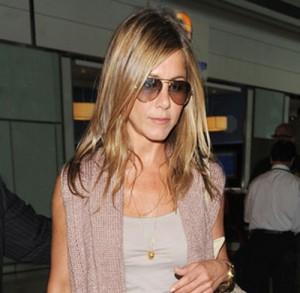 2010__07__Jennifer_Aniston_July20news_01bt 300&#215;293.jpg