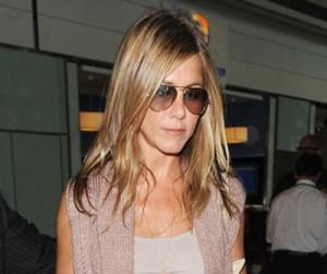 2010__07__Jennifer_Aniston_July20news_01bt 300×293.jpg