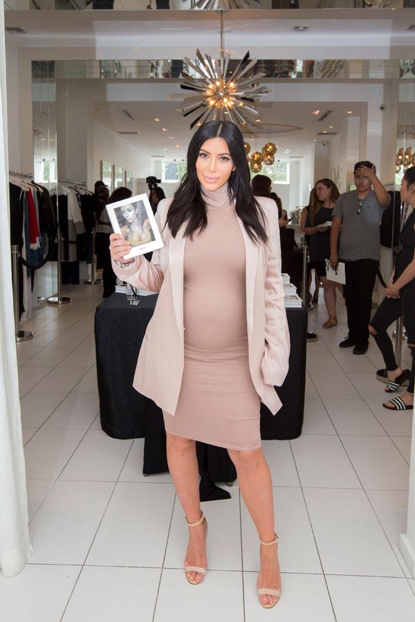 Kardashians dash signing5