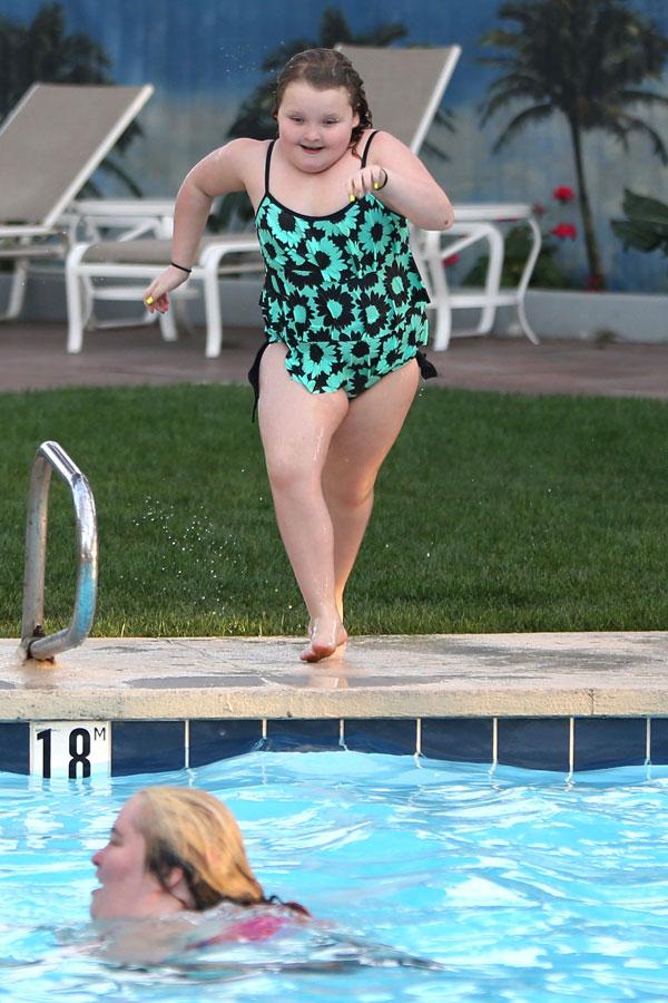 Mama june family hotel pool​ 04