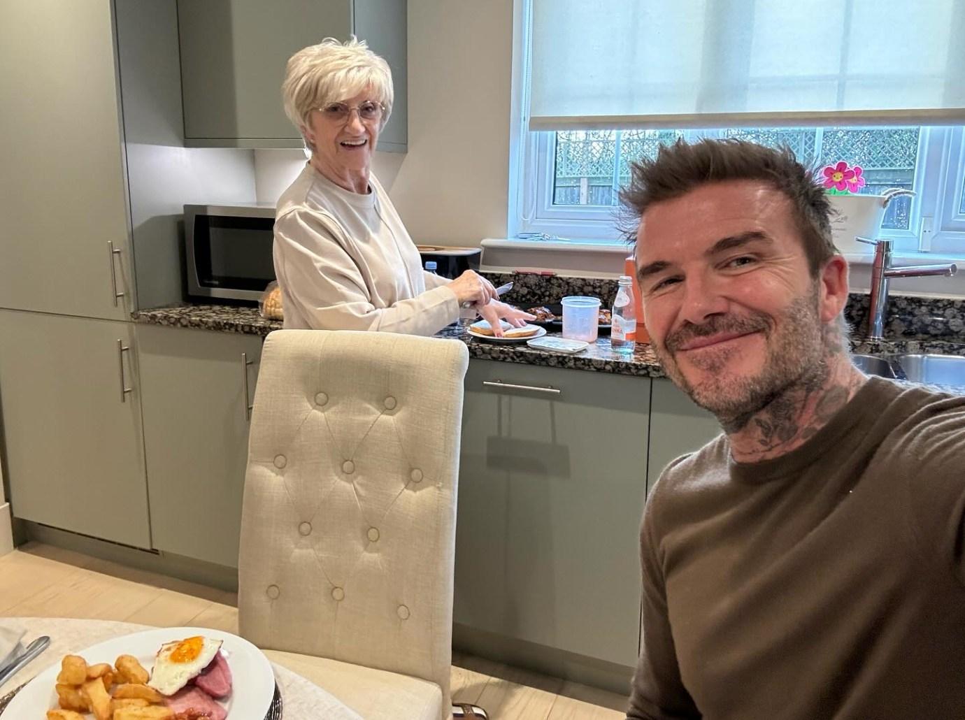 david beckham eats lunch mom helps clean dishes photos