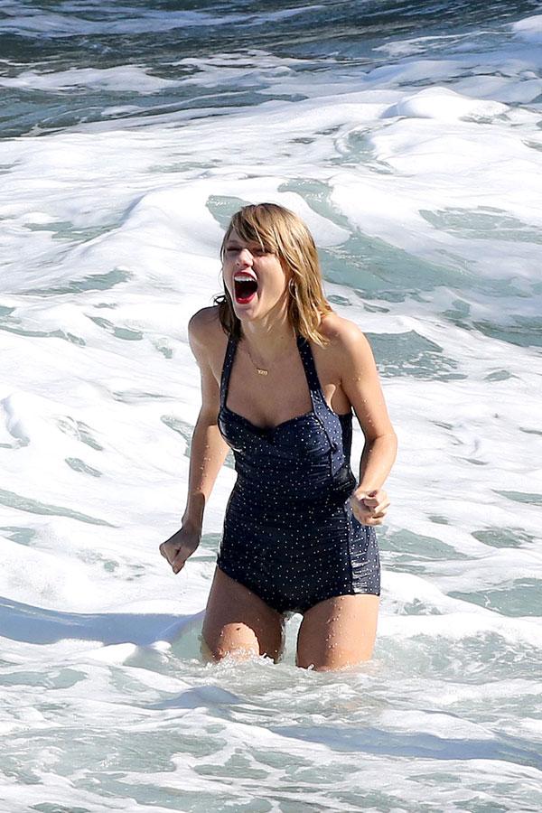Taylor Swift Poses Adorably For Paparazzi Wearing Cute Retro Swimsuit In Hawaii—see The Pics
