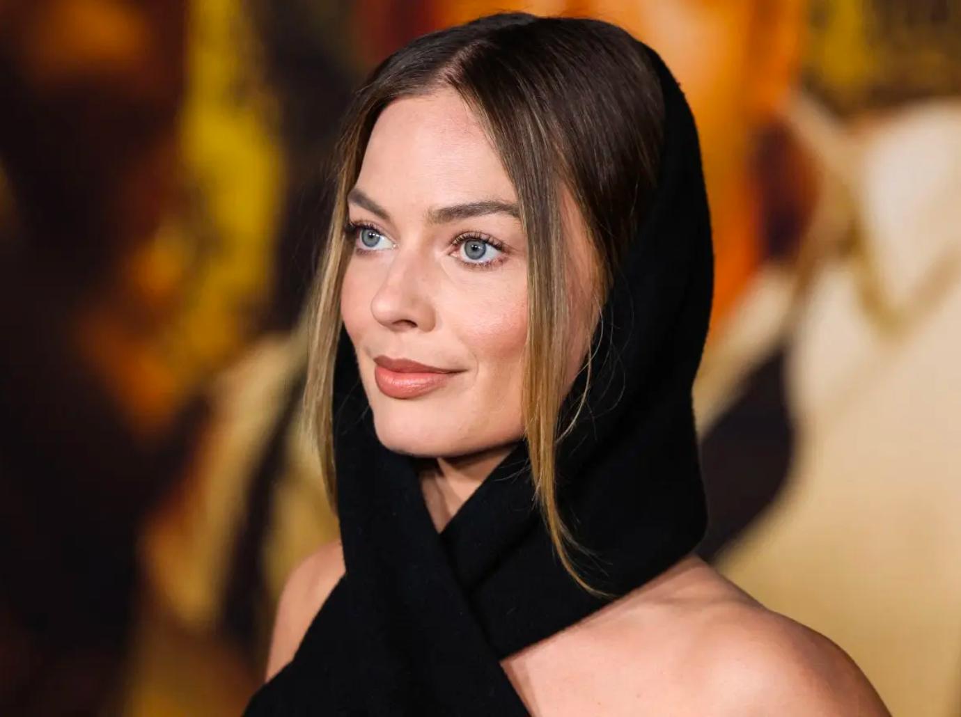 Margot Robbie Trolled For Outfit After Looking Amazing At 2023 Oscars