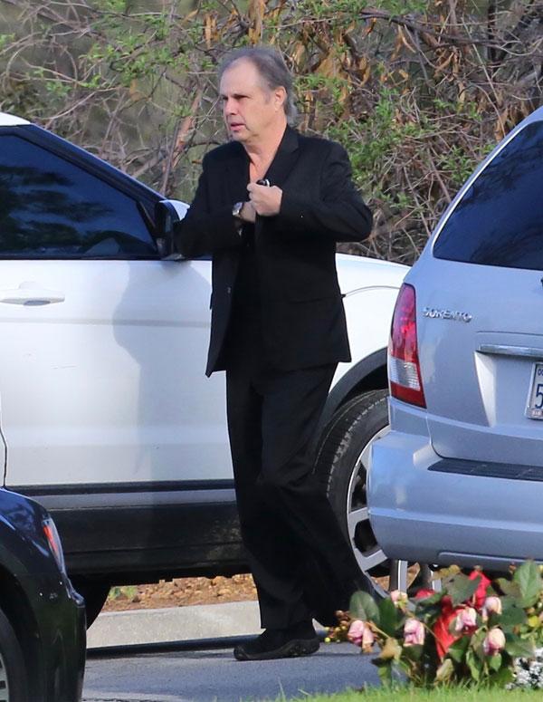 Carrie fisher debbie reynolds funeral photos 01