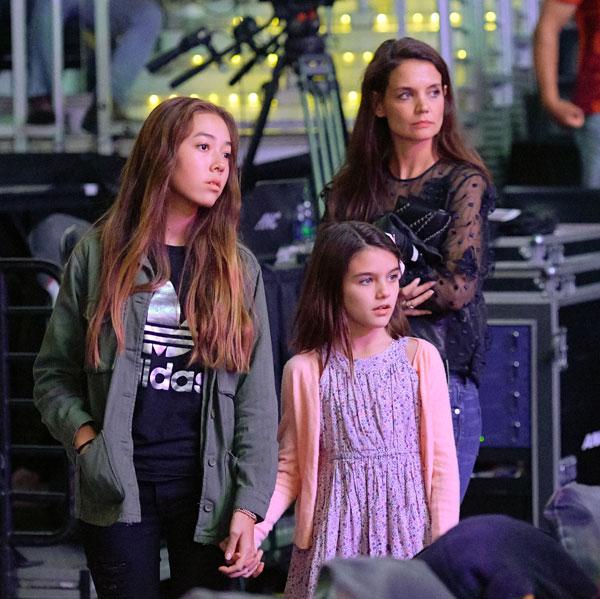 Katie holmes suri cruise lakers game 01