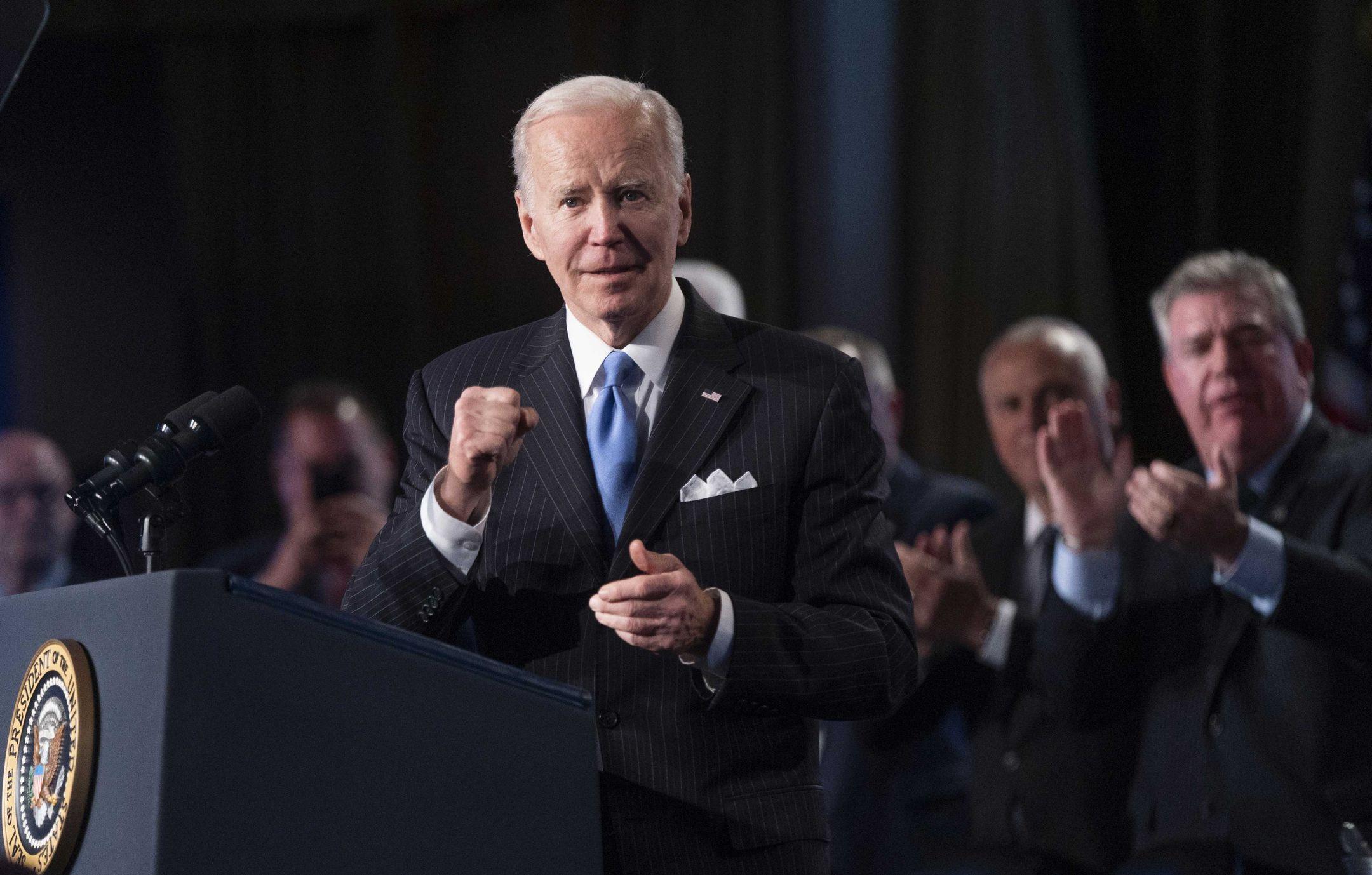 Biden stumbles while boarding Air Force One