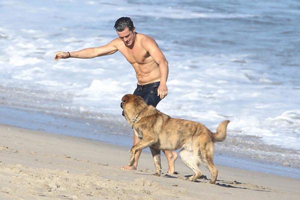 Orlando Bloom pictured completely NAKED while paddle 