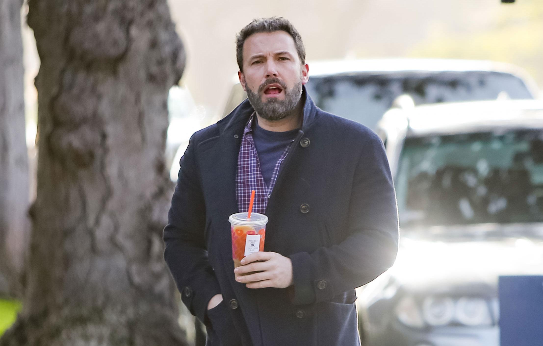 ben affleck trades dunkin donuts coffee starbucks outing jennifer lopez