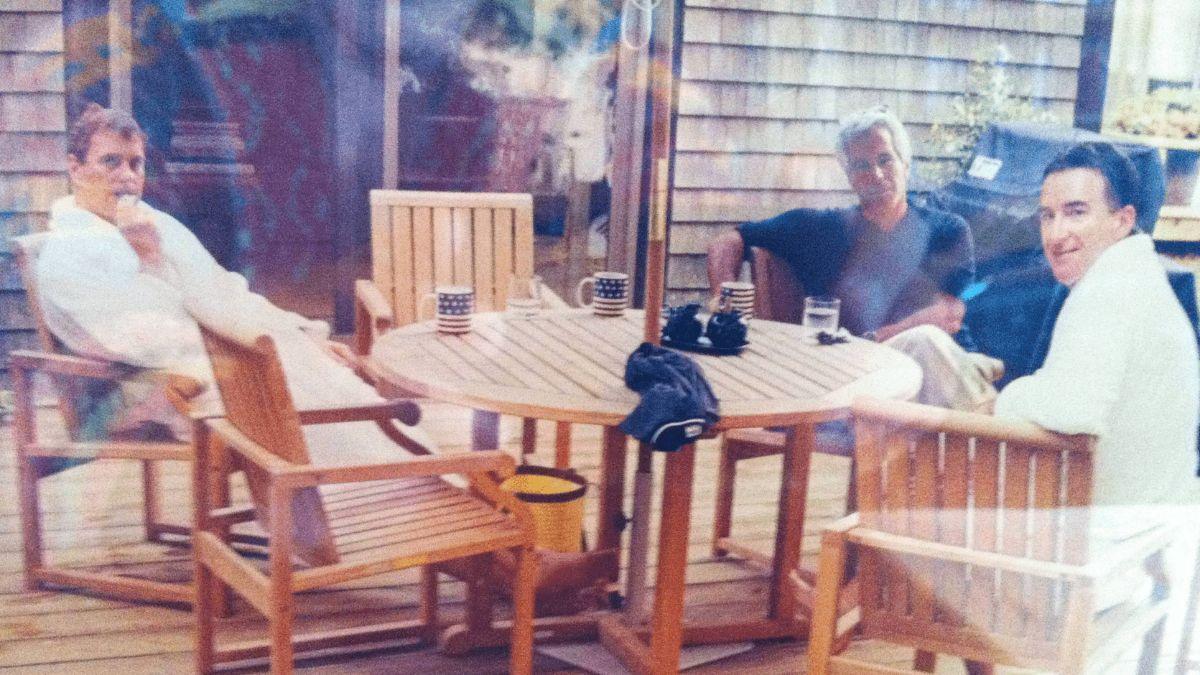 Image of Experts described containment as the monarchy’s strategy.