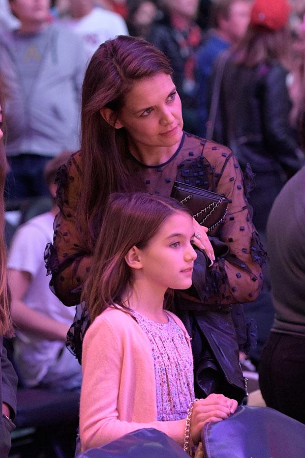 Katie holmes suri cruise lakers game 10