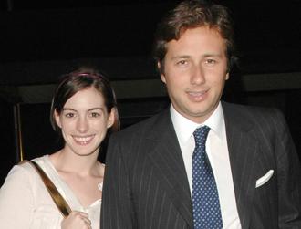 Anne hathaway raffaello follieri june27.jpg