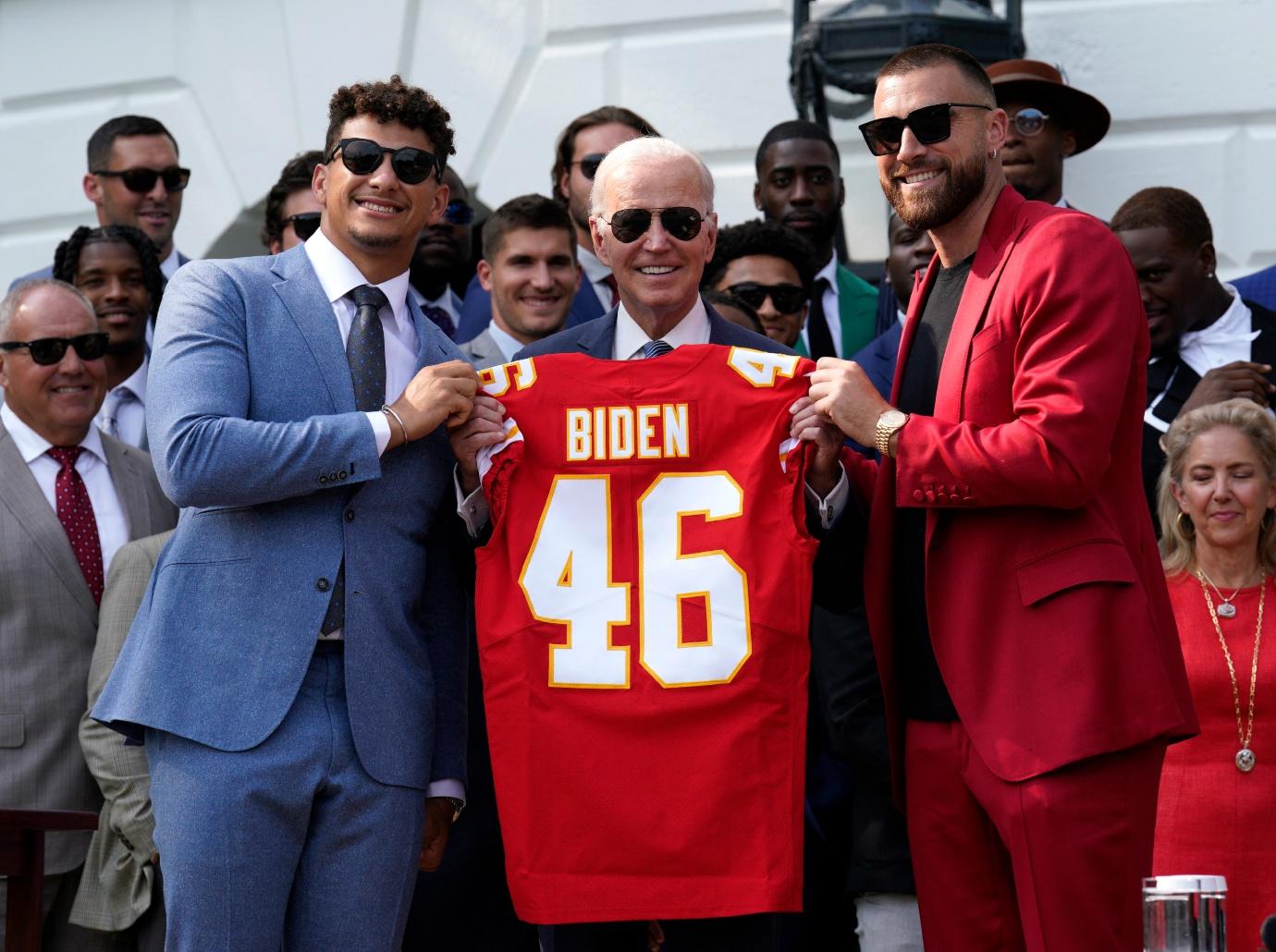 Patrick Mahomes shuts down Travis Kelce's attempt to speak in hilarious  fashion at Chiefs' White House visit