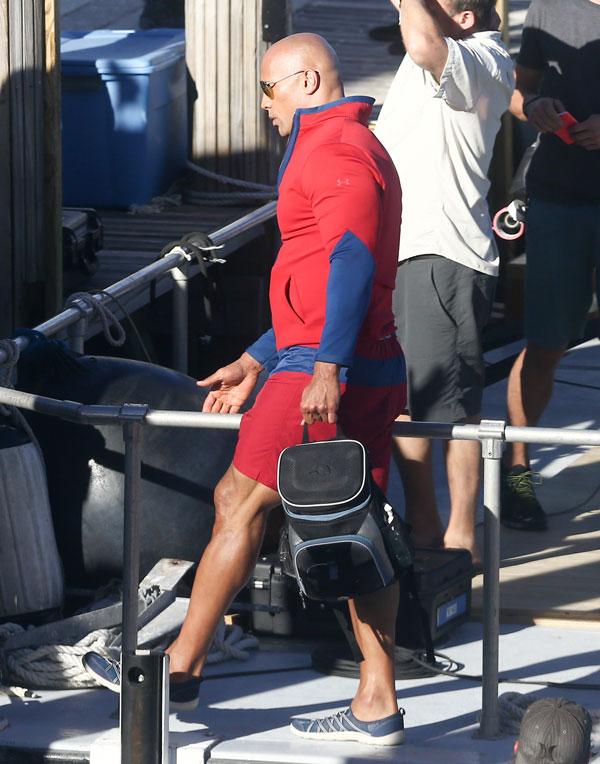 Baywatch movie the rock zac efron shirtless muscles 05