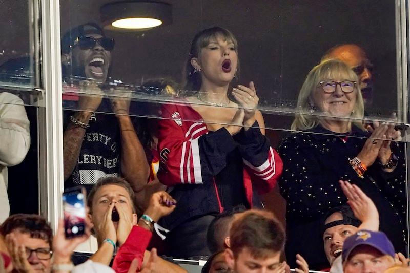 taylor swift travis defends booing