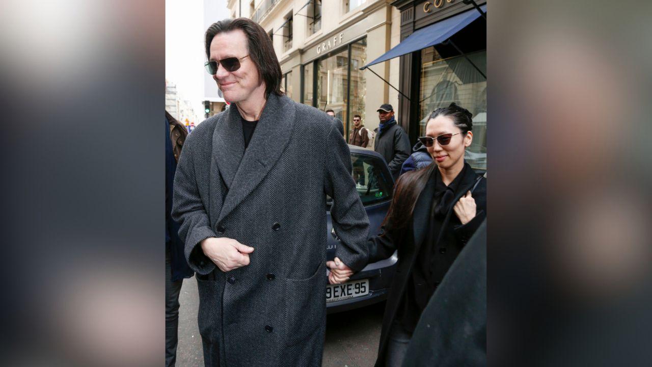 image of Jim Carrey was previously married to Melissa Womer and Lauren Holly.