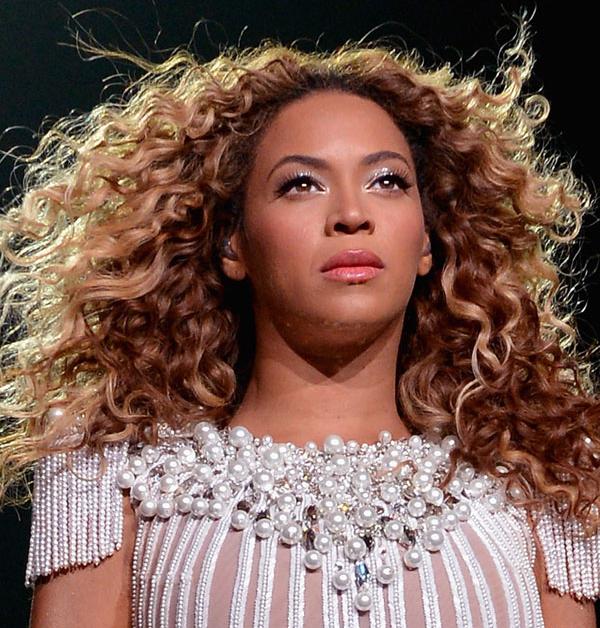OK! Loves: Beyonce's Glittery Gold Concert Makeup