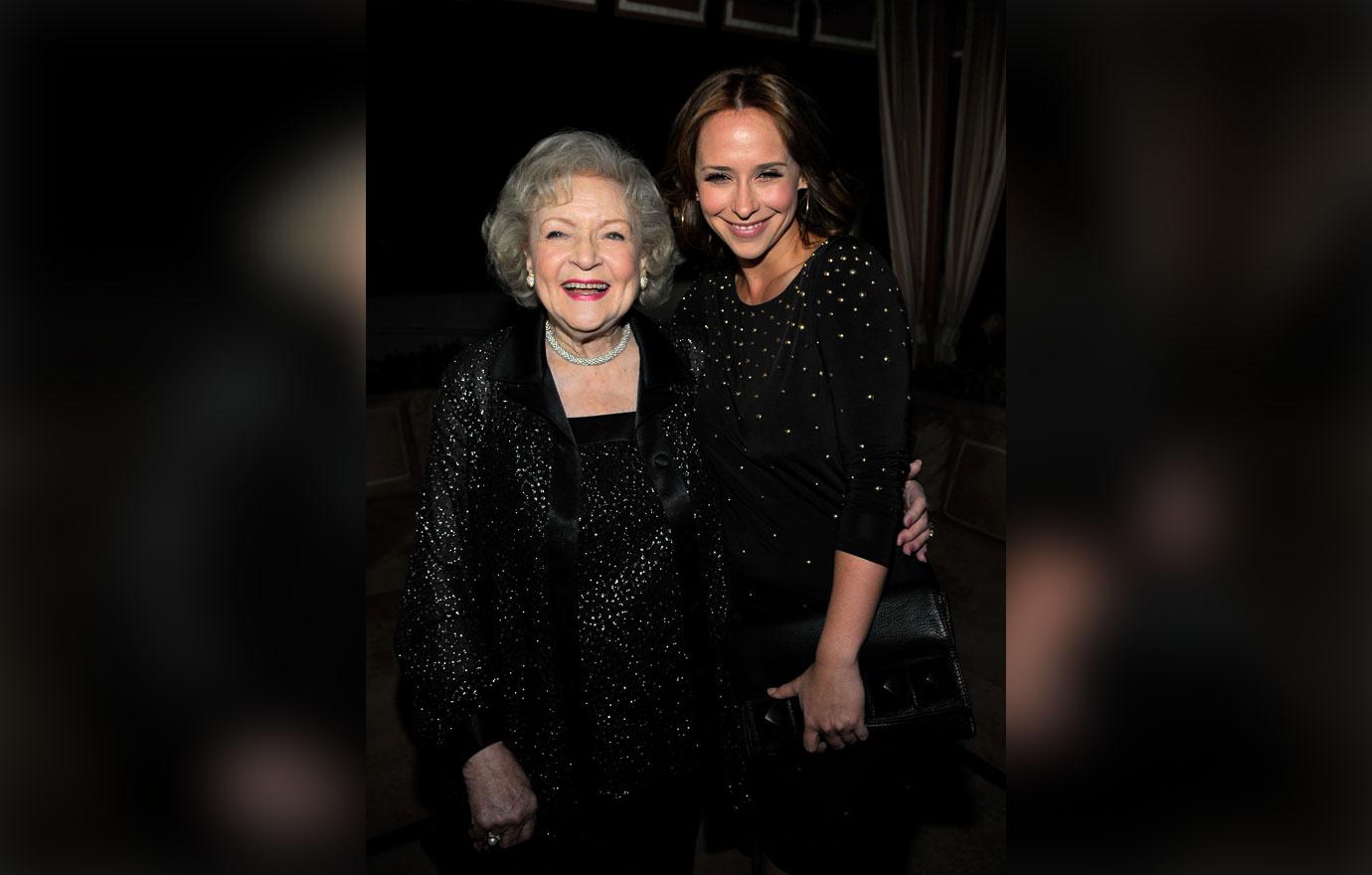 Jennifer love hewitt wild night out betty white 1