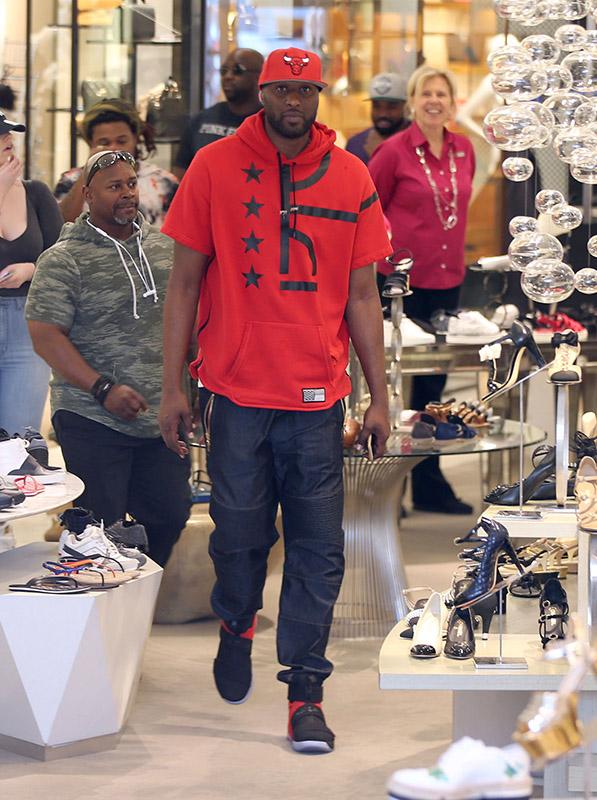 Exclusive&#8230; Lamar Odom Out Shopping With Friends