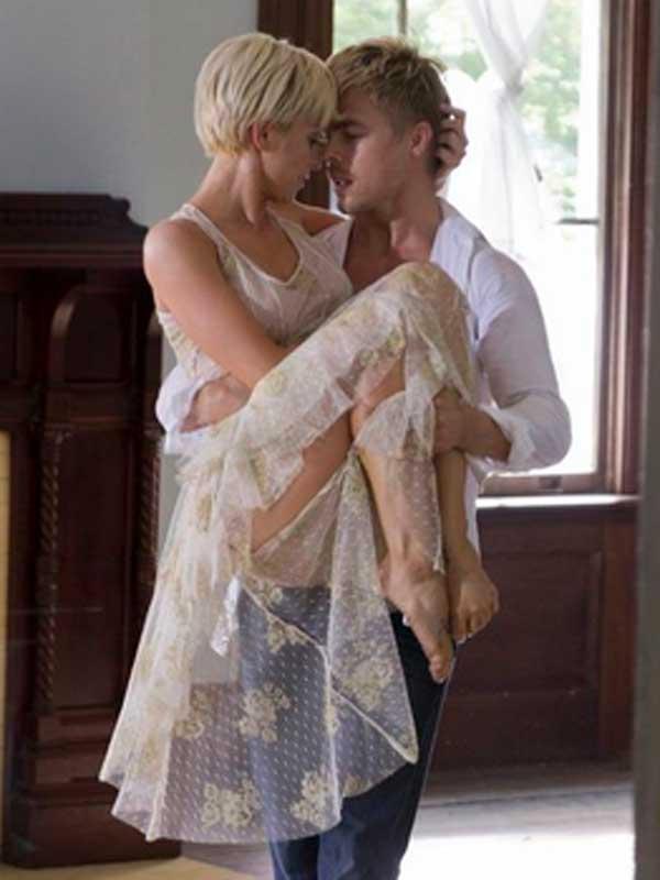 derek hough and kellie pickler kiss