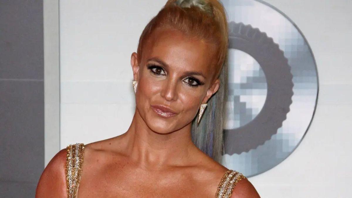 Photo of An unknown substance was found in the singer's car when she was pulled over.