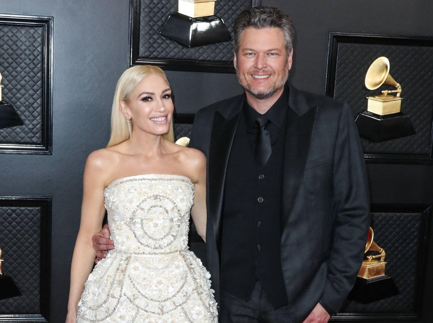 gwen stefani warns blake shelton vote her team the voice