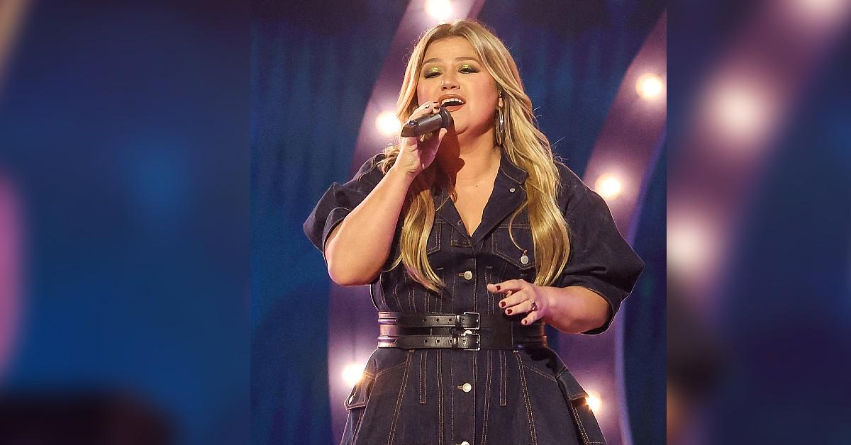 Kelly Clarkson Receives Hate From Fans Over CMA Awards Outfit