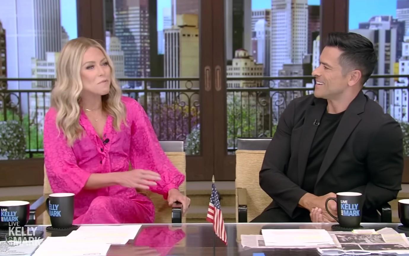 Kelly Ripa Trolled For Embarrassing Mark Consuelos On Live 6828
