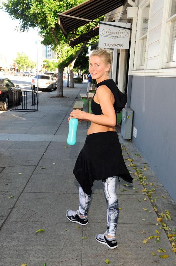 Julianne Hough Is Back To Her Workout Routine—flaunts Toned Abs And Arms 1193