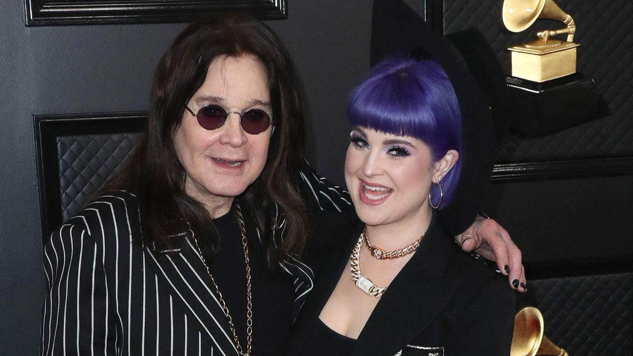 image of Kelly Osbourne revealed she returned to drinking after losing her father, Ozzy Osbourne, last year.