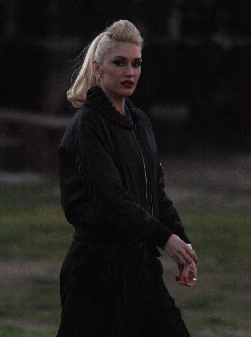 EXCLUSIVE: Gwen Stefani covers up her mid section as she picks up her sons in Sherman Oaks, Ca