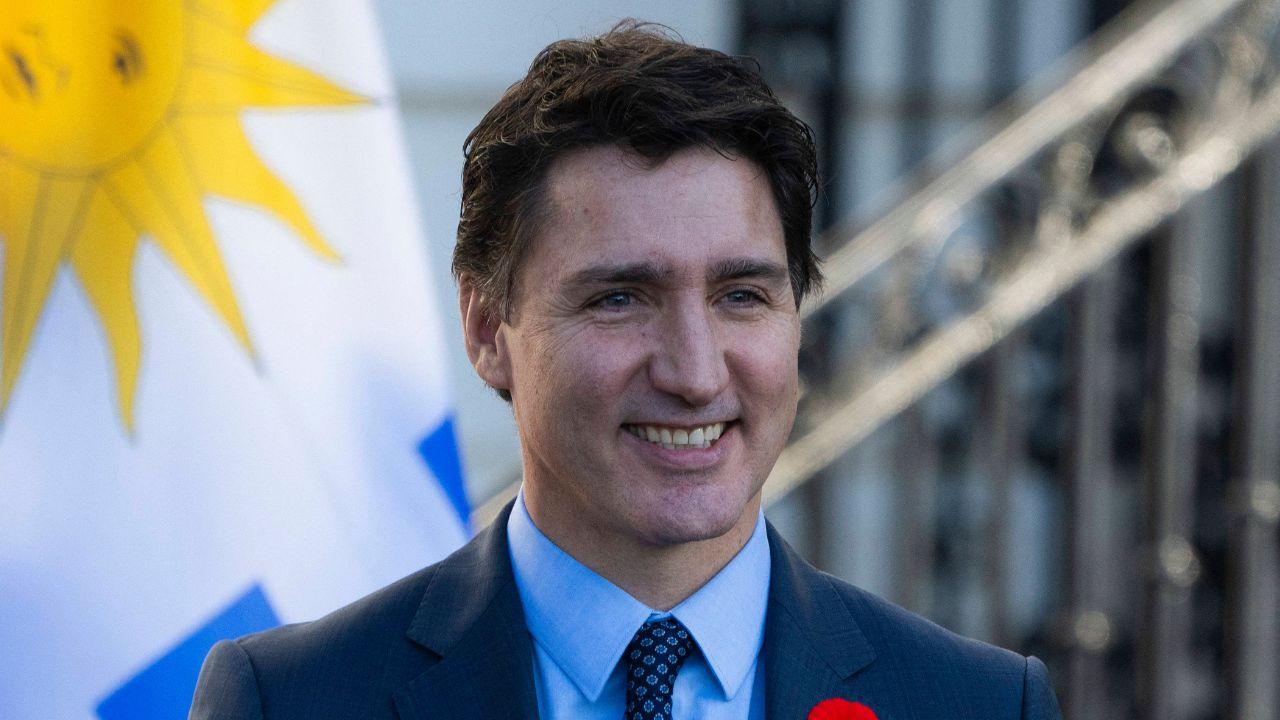 image of The body language expert said Justin Trudeau 'asserts his dominance' while the pair walk together.