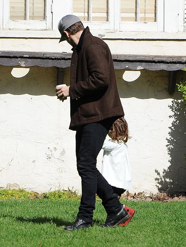 Exclusive&#8230; Ryan Gosling Running Errands With His Daughter