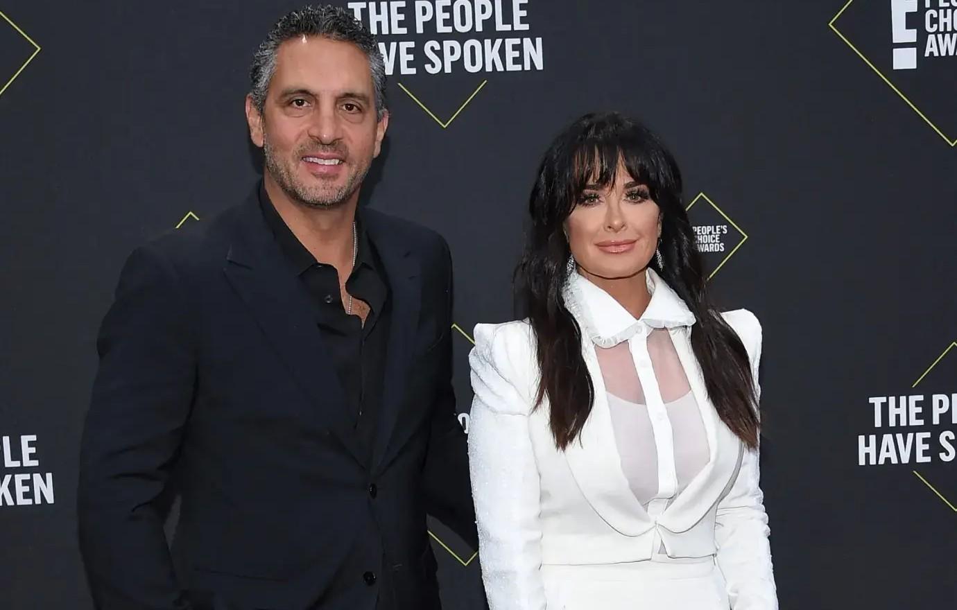 kyle richards deletes post supporting mauricio umanksy