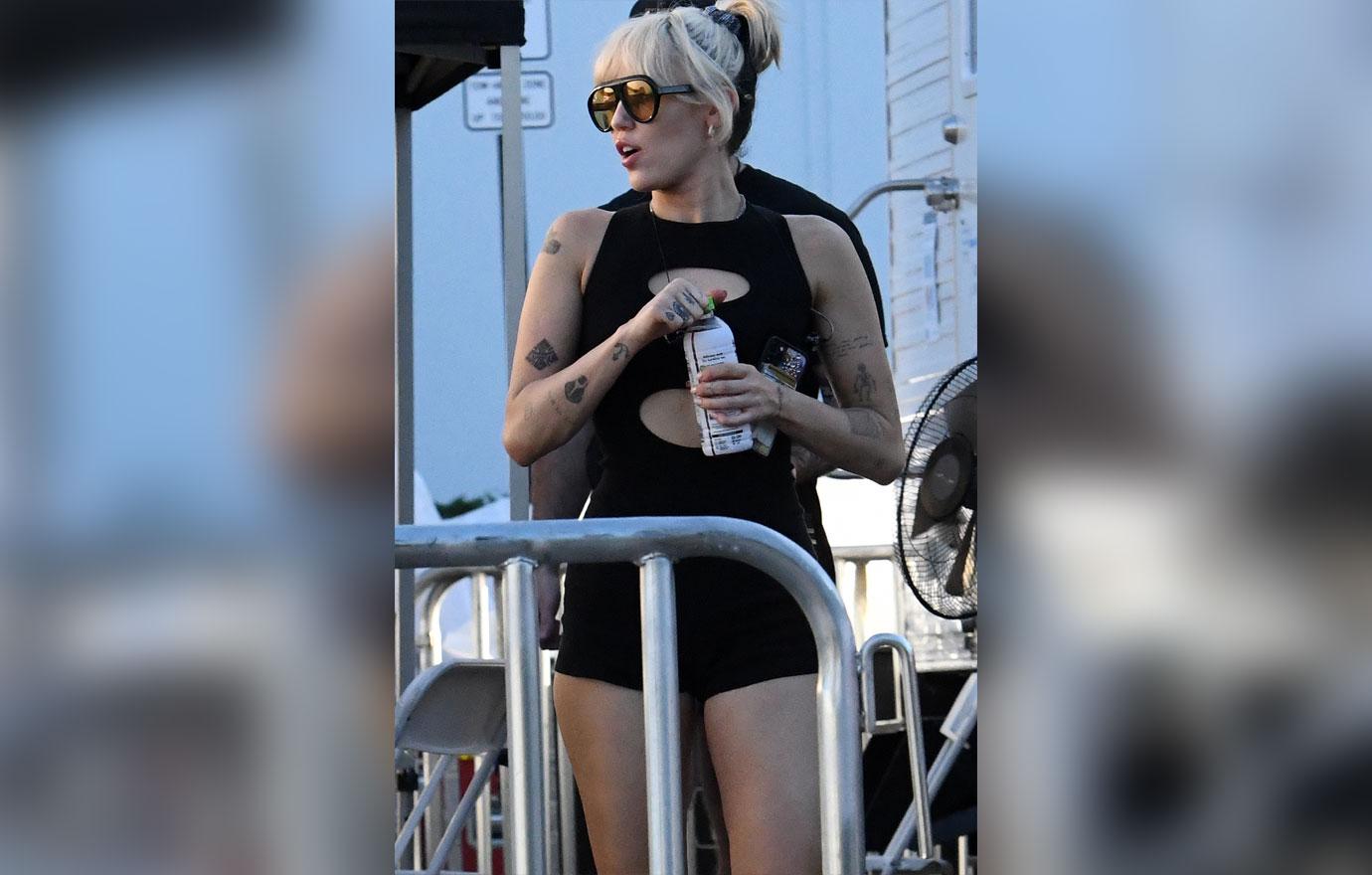 miley cyrus wears black as she heads to rehearsal nye