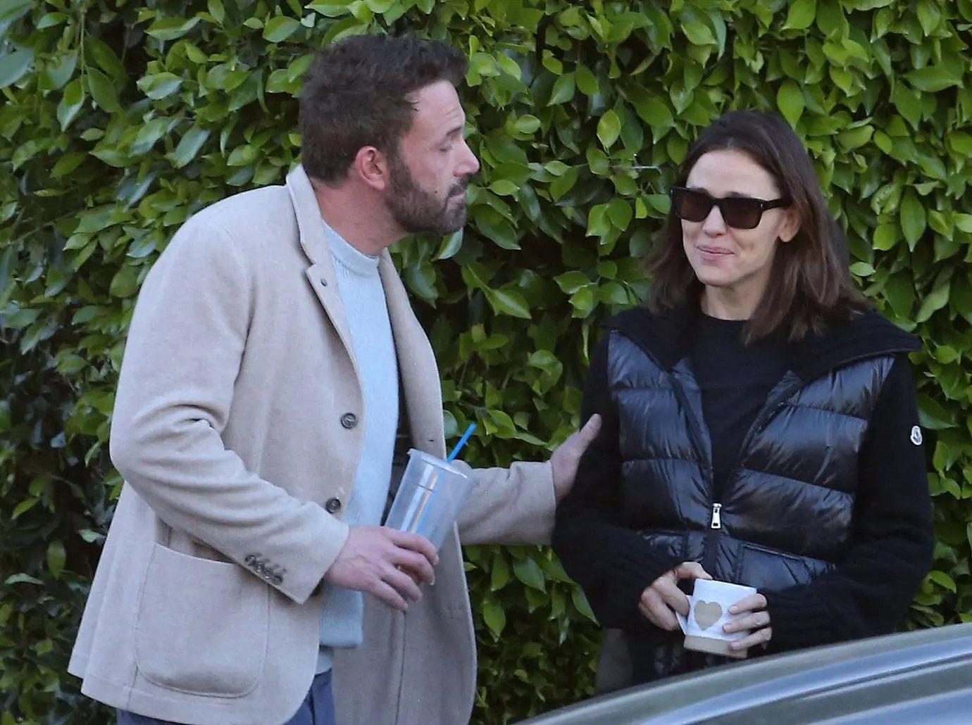 ben affleck spending time ex jennifer garners house jennifer lopez divorce