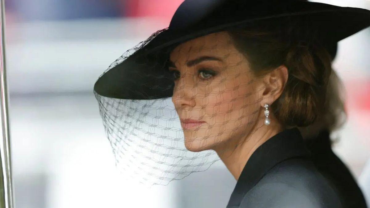 image of royal family