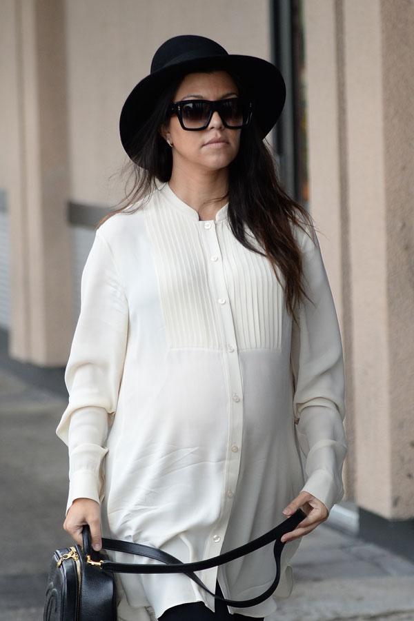 Kourtney kardashian pregnant 01