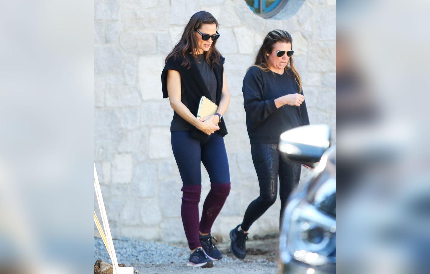 jennifer garner out and about to check on construction of new la home