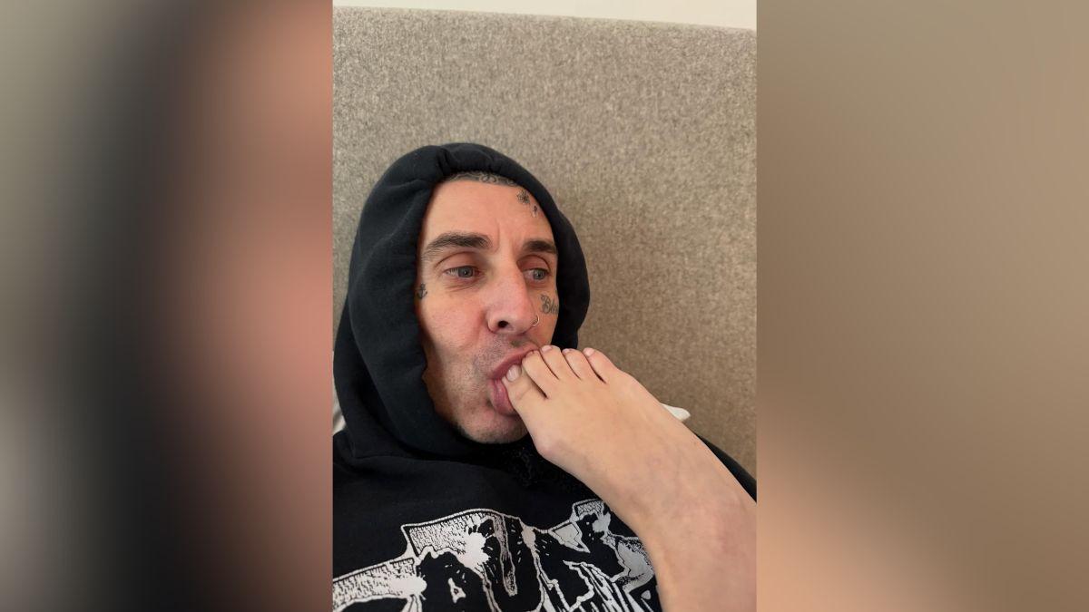 Image of Travis Barker kissed Kourtney Kardashian's toe.