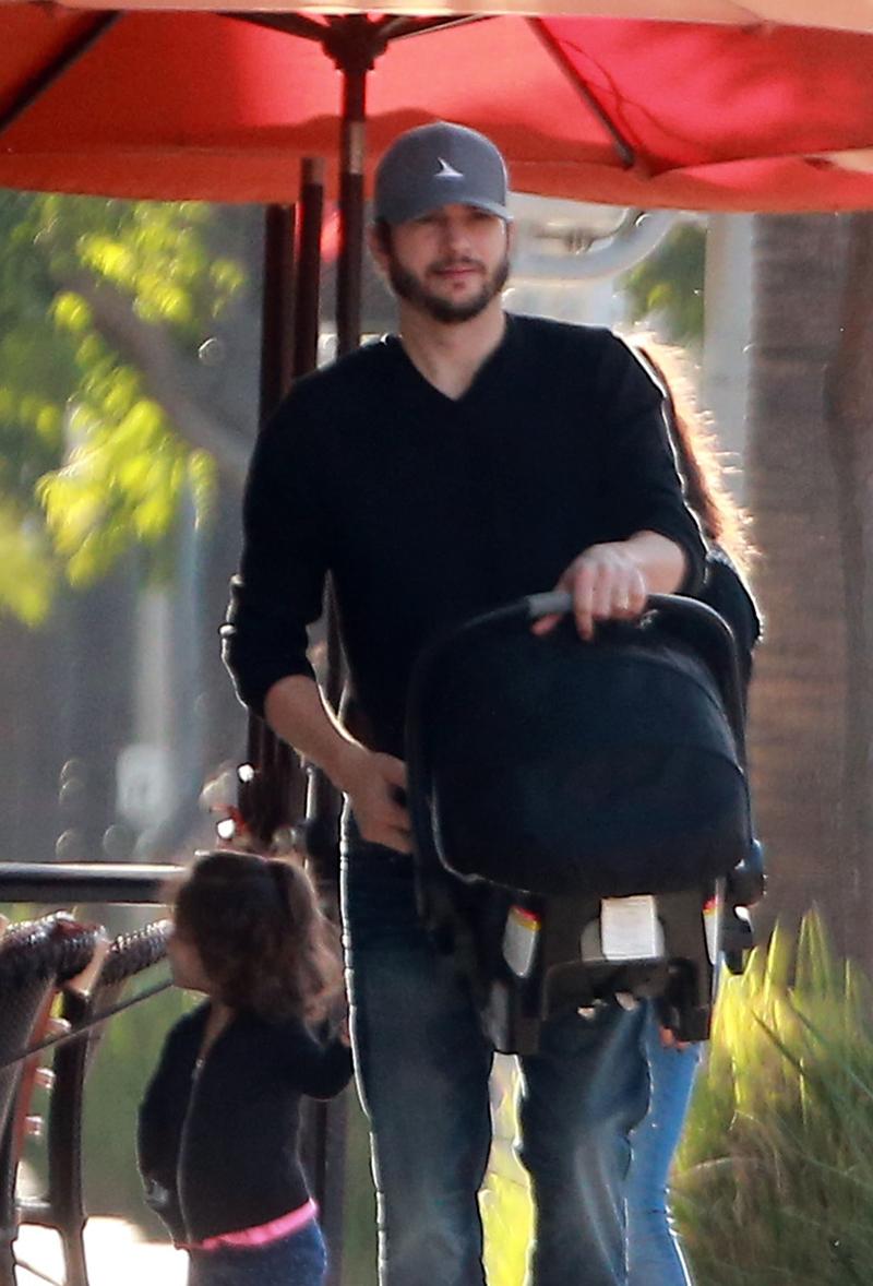 Exclusive&#8230; Ashton Kutcher &amp; Mila Kunis Get Breakfast With Their Children