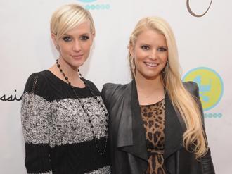 Ashlee simpson jessica simpson feb13b.jpg