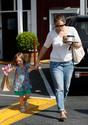 Jennifer Garner Gives Daughter Seraphina a Piggy Back Ride to the Store