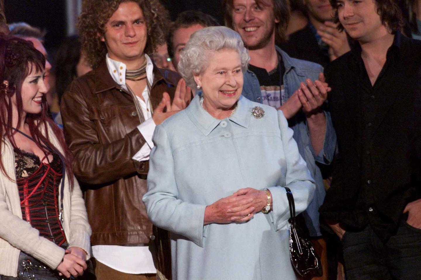 Queen Elizabeth Confused By Ice Luge At Prince William's 21st Birthday(02)