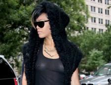 2009__09__mainfull_rihanna_nipple_ring_06_wenn5353910 225×172.jpg