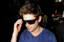 2010__02__Zac_Efron_Feb15_05 225×149.jpg