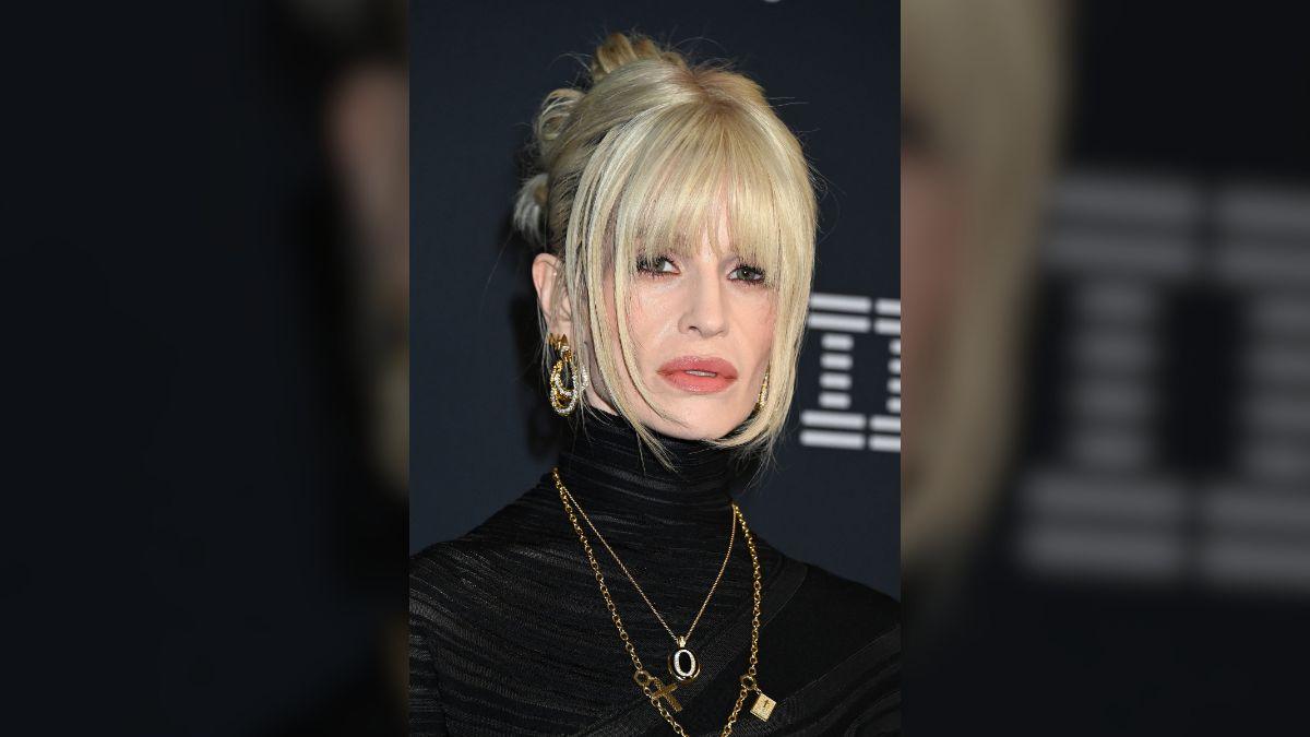 Image of Kelly Osbourne publicly thanked fans for their support after her dad died.