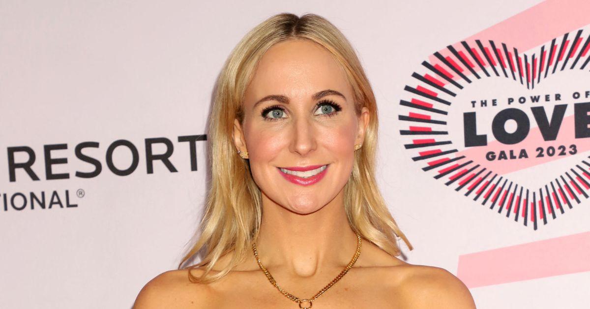 nikki glaser meet the  golden globes host