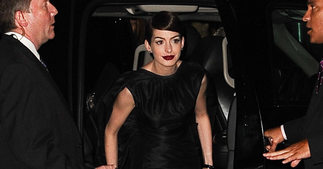 Oops Anne Hathaway Devastated After Flashing Paps In Wardrobe