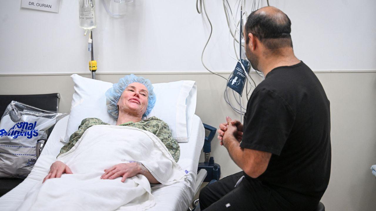 Image of Brandi Glanville with her doctor.