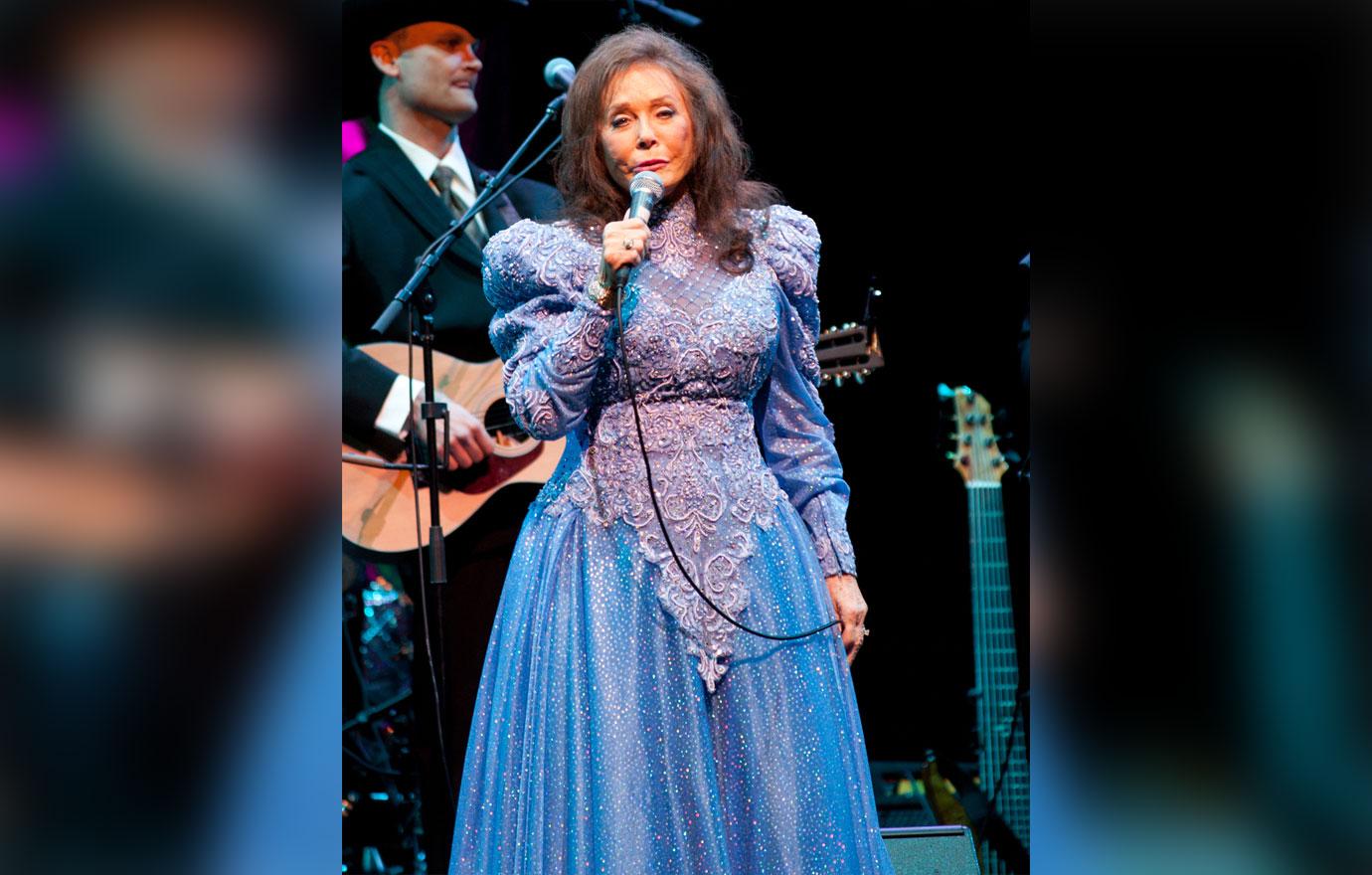 loretta lynn dead age  natural causes